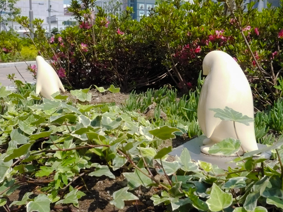 港北ノースポートモールに設置になったペンギンのアートオブジェ「- P.Parade -Social studies visit」の設置された様子です。ポリレジンでできており、陶器用の風合いの質感です。外構設置の様子。