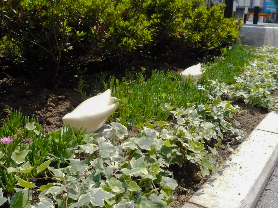 港北ノースポートモールに設置になったペンギンのアートオブジェ「- P.Parade -Social studies visit」の設置された様子です。ポリレジンでできており、陶器用の風合いの質感です。外構設置の様子。