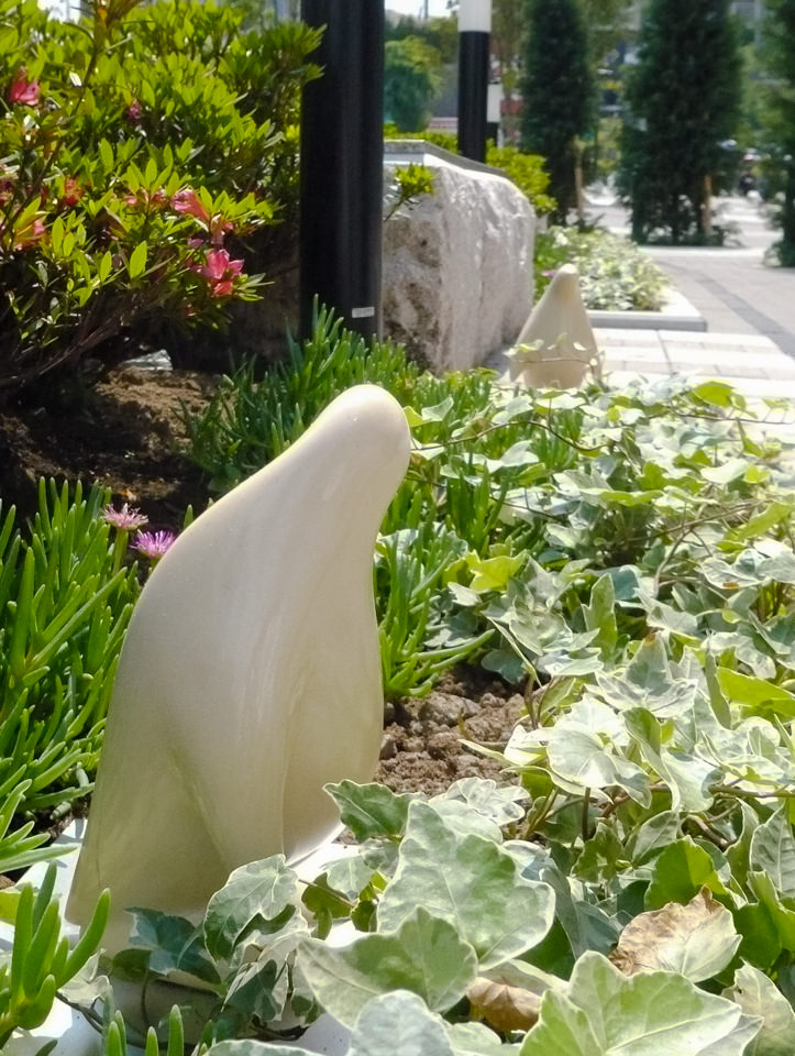 港北ノースポートモールに設置になったペンギンのアートオブジェ「- P.Parade -Social studies visit」の設置された様子です。ポリレジンでできており、陶器用の風合いの質感です。外構設置の様子。