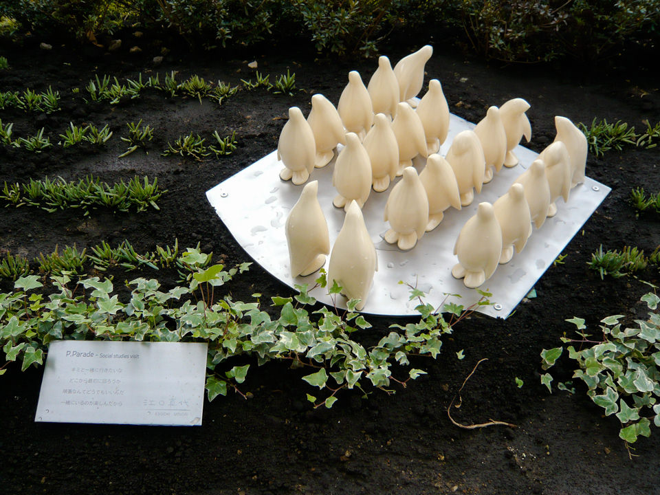 港北ノースポートモールに設置になったペンギンのアートオブジェ「- P.Parade -Social studies visit」の設置された様子です。ポリレジンでできており、陶器用の風合いの質感です。外構設置の様子。