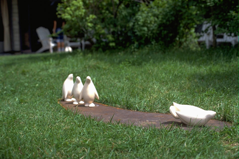 野辺山アースワークミーティング2000でのP.Parade、ペンギンのアートオブジェ、インスタレーションの記録写真。