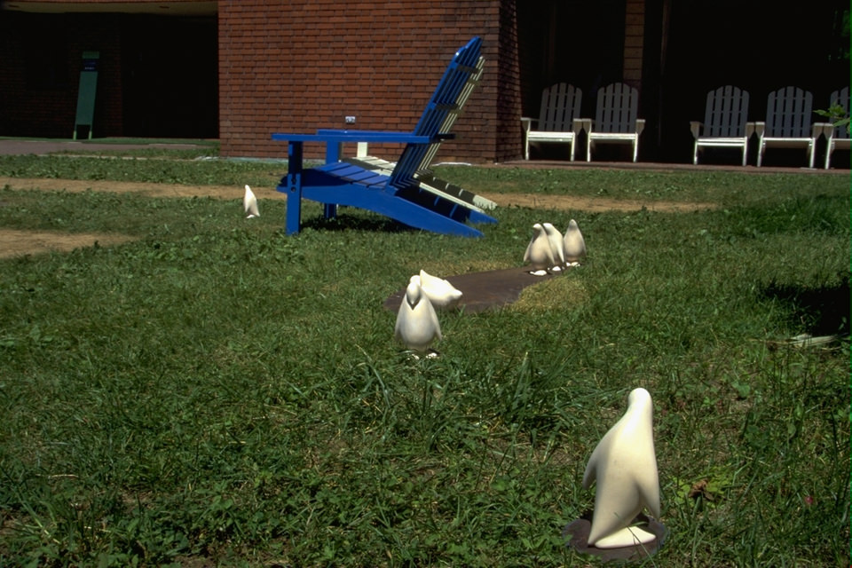 野辺山アースワークミーティング2000でのP.Parade、ペンギンのアートオブジェ、インスタレーションの記録写真。