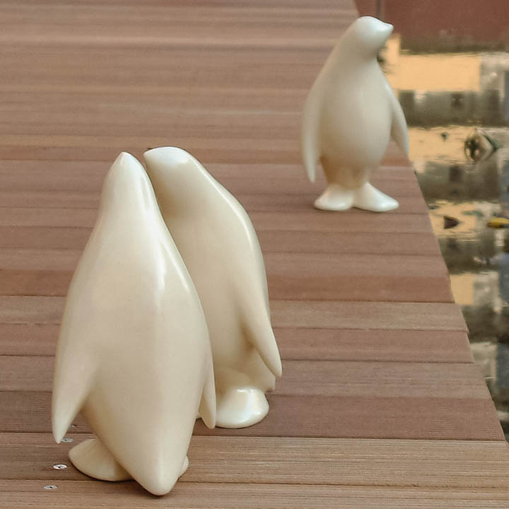 東京都稲城市マンション・ファインストーリアに設置になったペンギンのアートオブジェ「- P.Parade」の設置された様子です。ポリレジンでできており、陶器用の風合いの質感です。外構設置の様子。