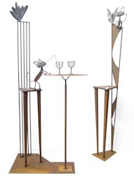 デザイン性の強い鉄のイスのオブジェと、ユーモラスな猫のいるカフェをイメージしたアート作品
