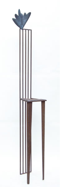 ポップな鉄の椅子彫刻。大学のカフェライトコートに設置されました。
